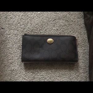 Authentic Coach clutch purse. In great condition.